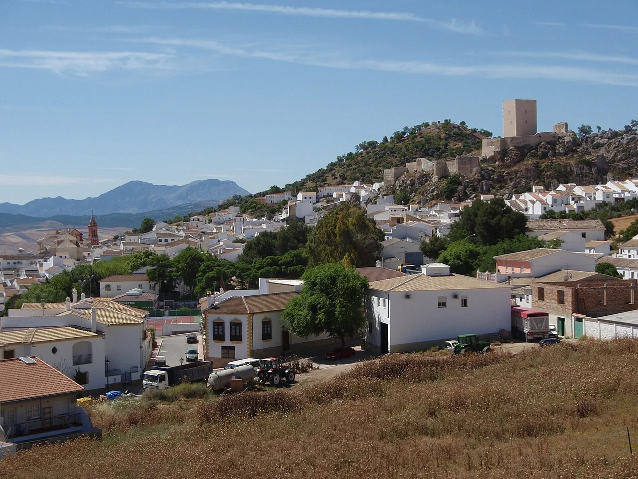 Panoramic view of Cañete la Real with white houses and a hilltop castle.
