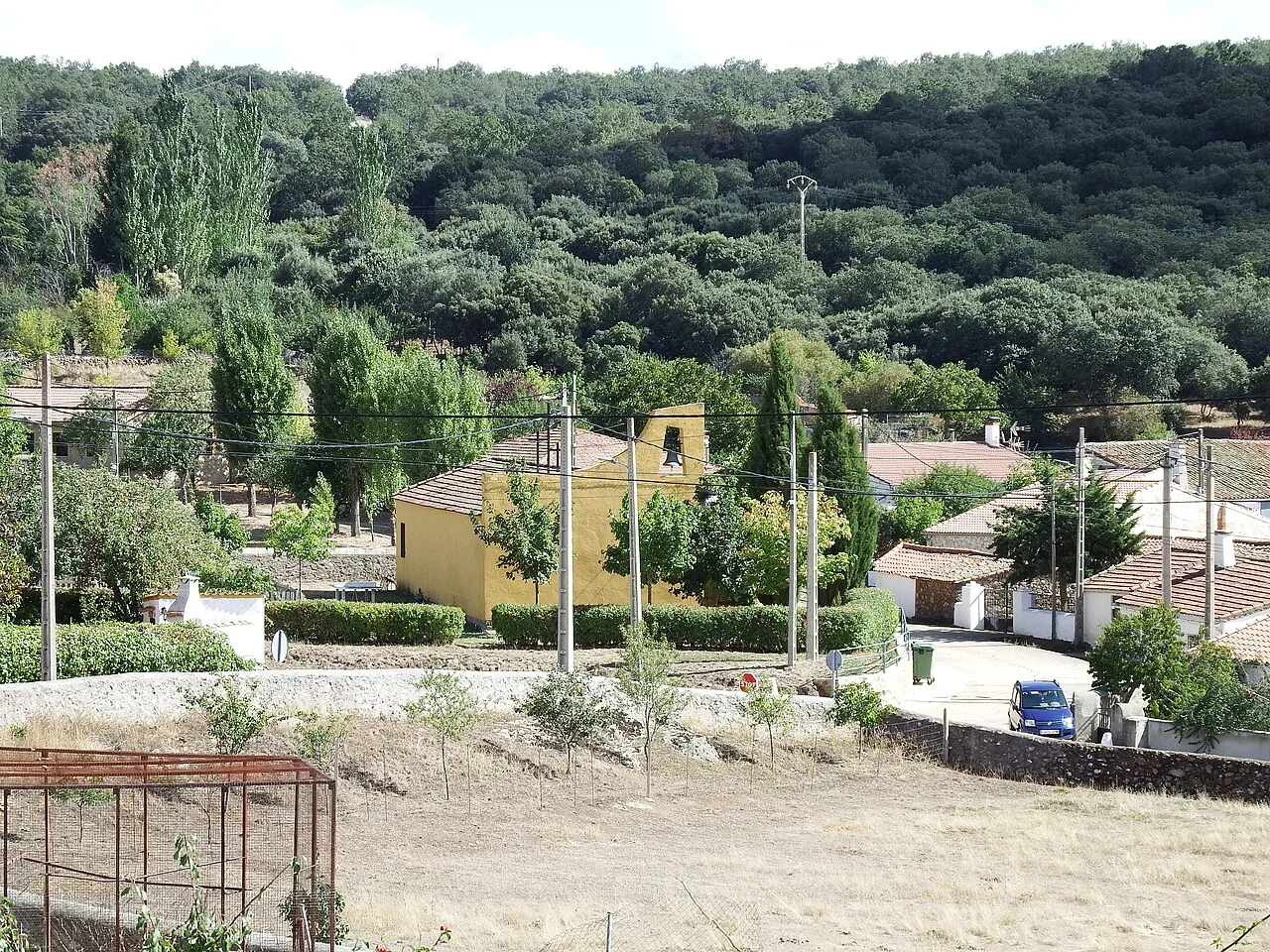 Häuser und Bäume in Membribe de la Sierra, Salamanca.
