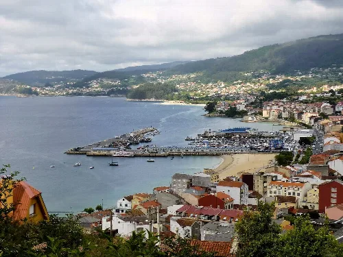 Vista de la ensenada, muelle y casas en Bueu, Galicia.