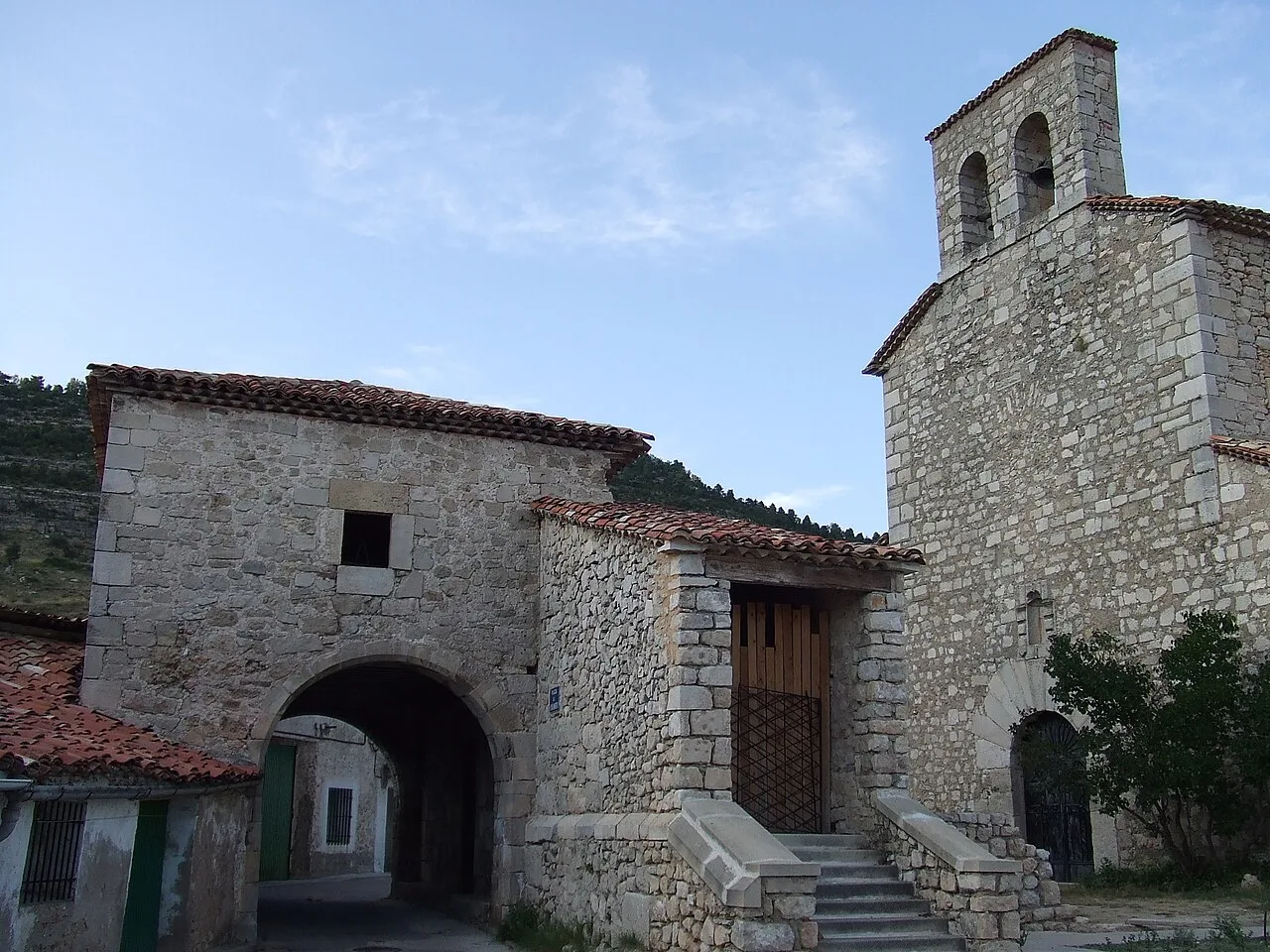 Iglesia y Plaza de Poyatos (Cuenca, Castile-La Mancha, España)