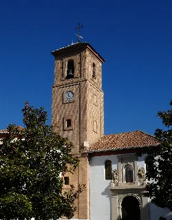 Kirchturm mit Uhr und Glockenturm in Dúrcal, Granada.