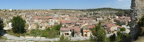 Blick auf Häuser und Landschaft vom Burgberg in Castillejo de Robledo.