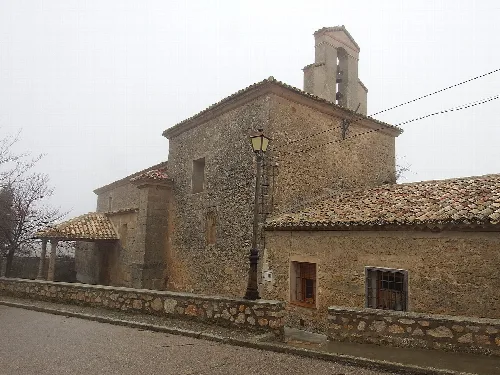 Steinernes Gotteshaus mit Glockenturm in Abia de la Obispalía.