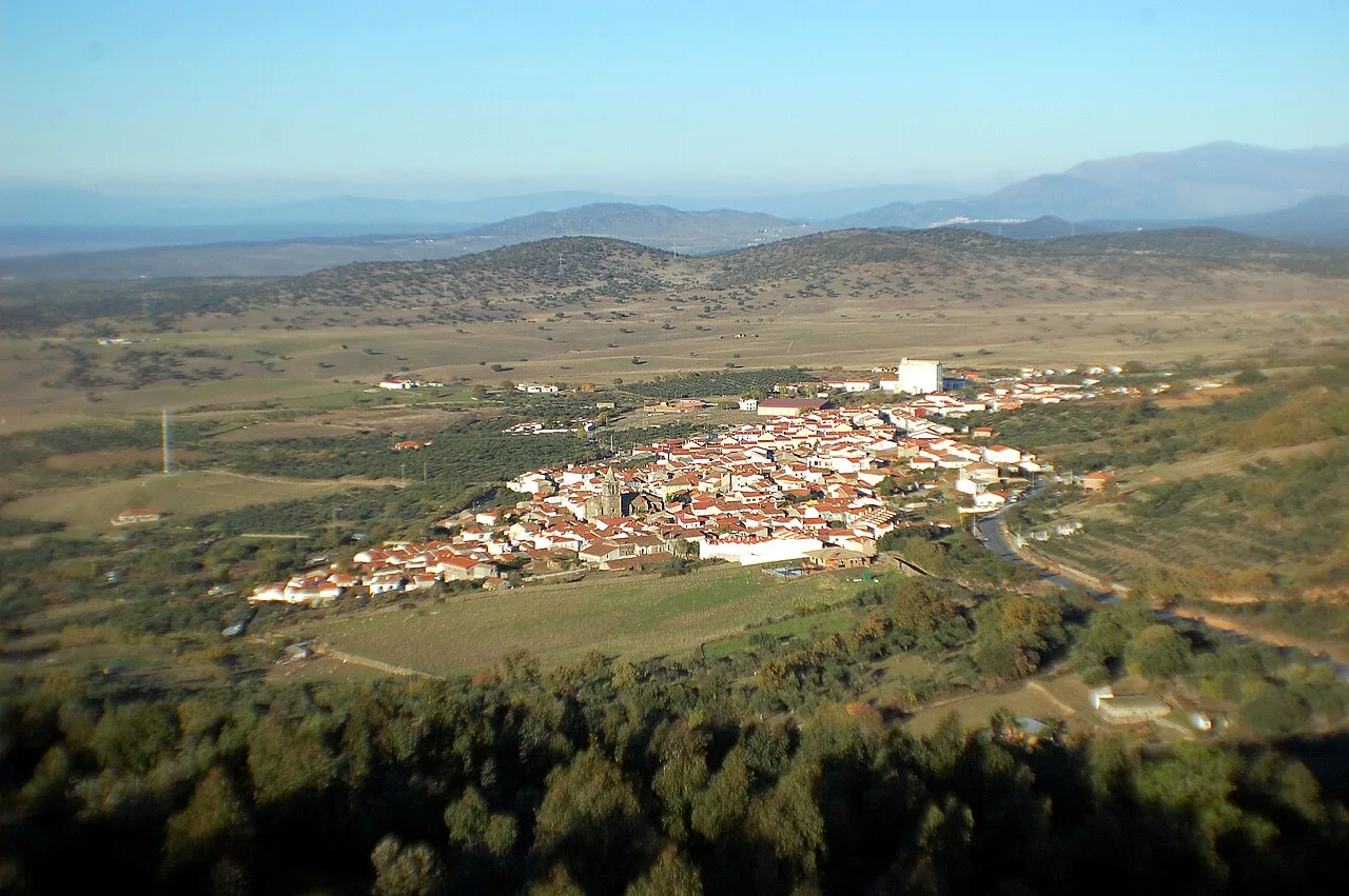 Vista panorámica de Mirabel con casas y campos rurales.