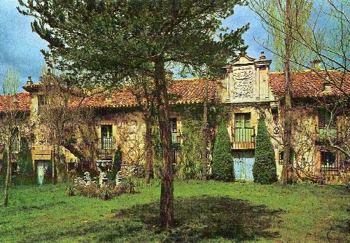 Alte Häuser mit Ziegeldächern in Almarza, Soria.