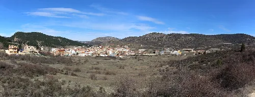 Panoramic view of Boniches with houses and mountains.