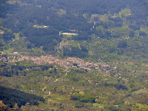 Panoramablick auf El Arenal in Ávila mit Häusern und Grünflächen.