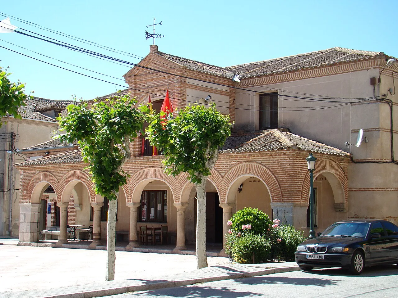 Town Hall building with stone arches and balcony in Sangarcía.