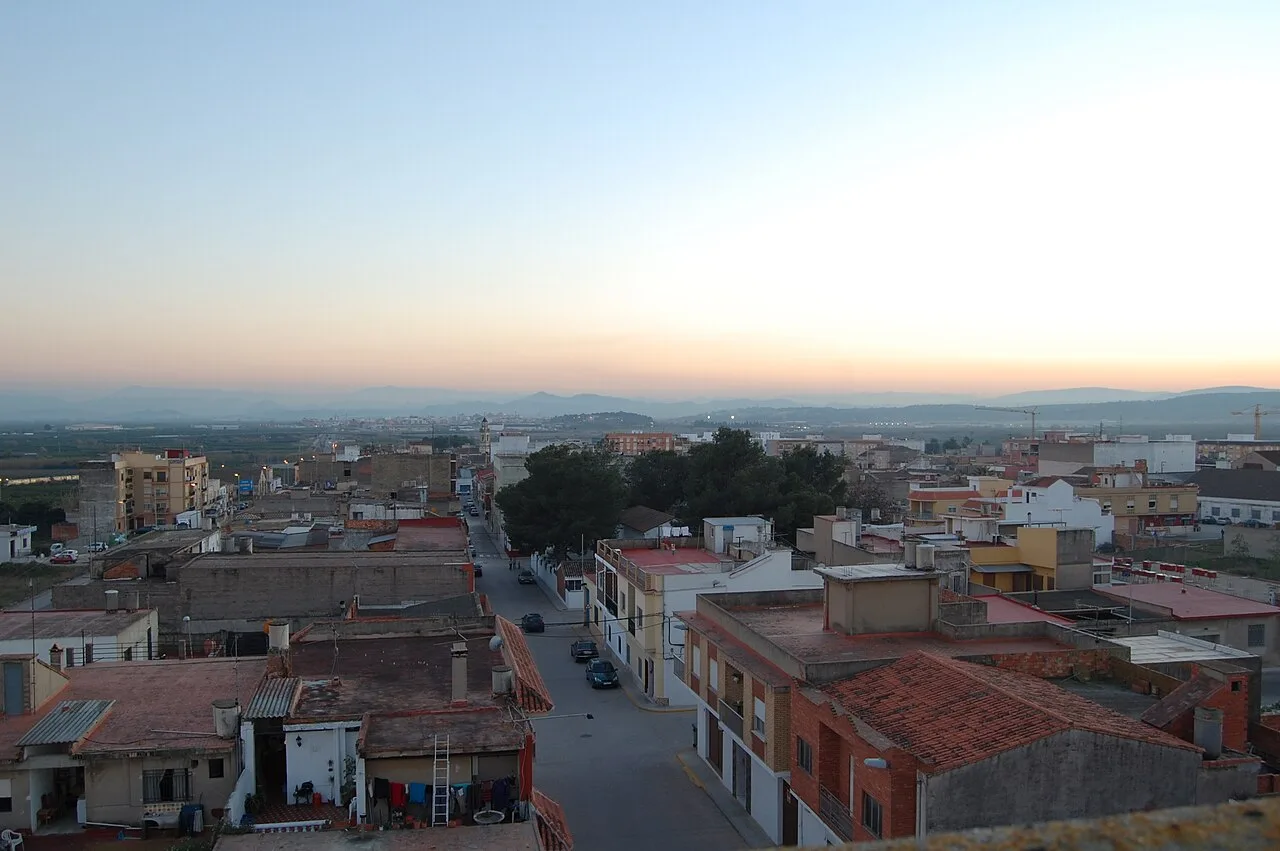 Vista de casas y calles en Masalavés con el horizonte al fondo.