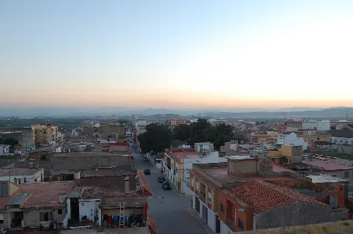 Häuser und Straßen in Masalavés mit dem Horizont im Hintergrund.