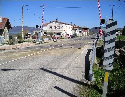 Paso a nivel con barreras y señales en Valle de Valdebezana, Burgos.