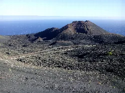 Blick auf den Vulkan Teneguía und seine vulkanische Landschaft auf La Palma.