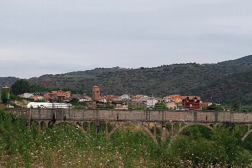View of houses and a bridge in Bobadilla, La Rioja.