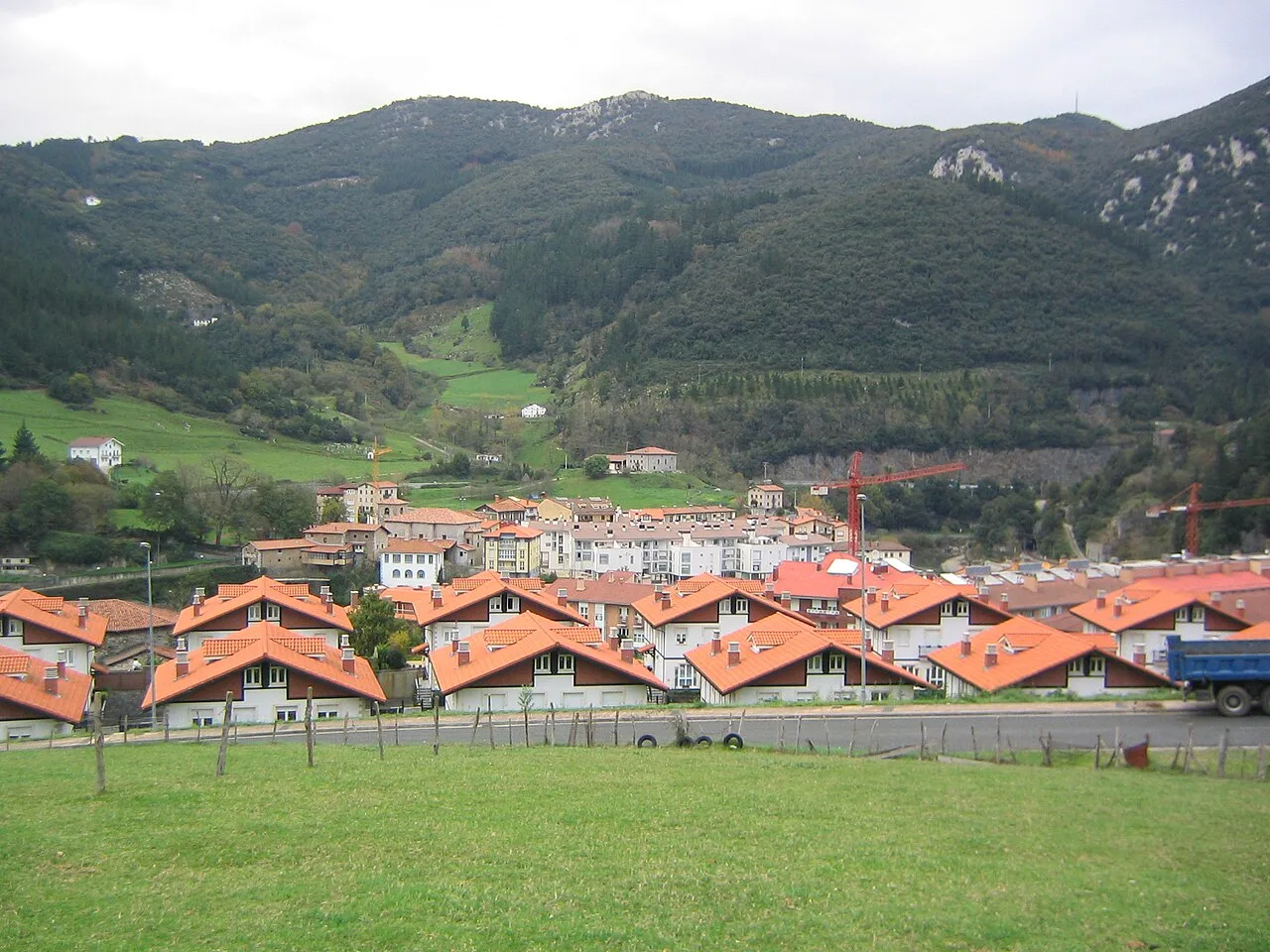 Ansicht von roten Dächern und grünen Bergen in Mendaro, Guipúzcoa.