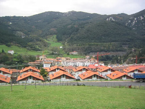 Ansicht von roten Dächern und grünen Bergen in Mendaro, Guipúzcoa.