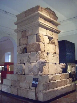 Iberisches Mausoleum mit Tierskulpturen in einem Museum.