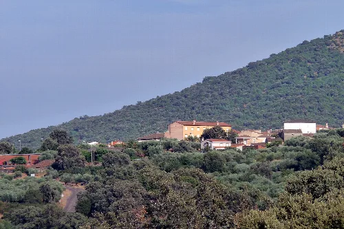 Vista remota de Almendral de la Cañada desde la carretera CM-5005.