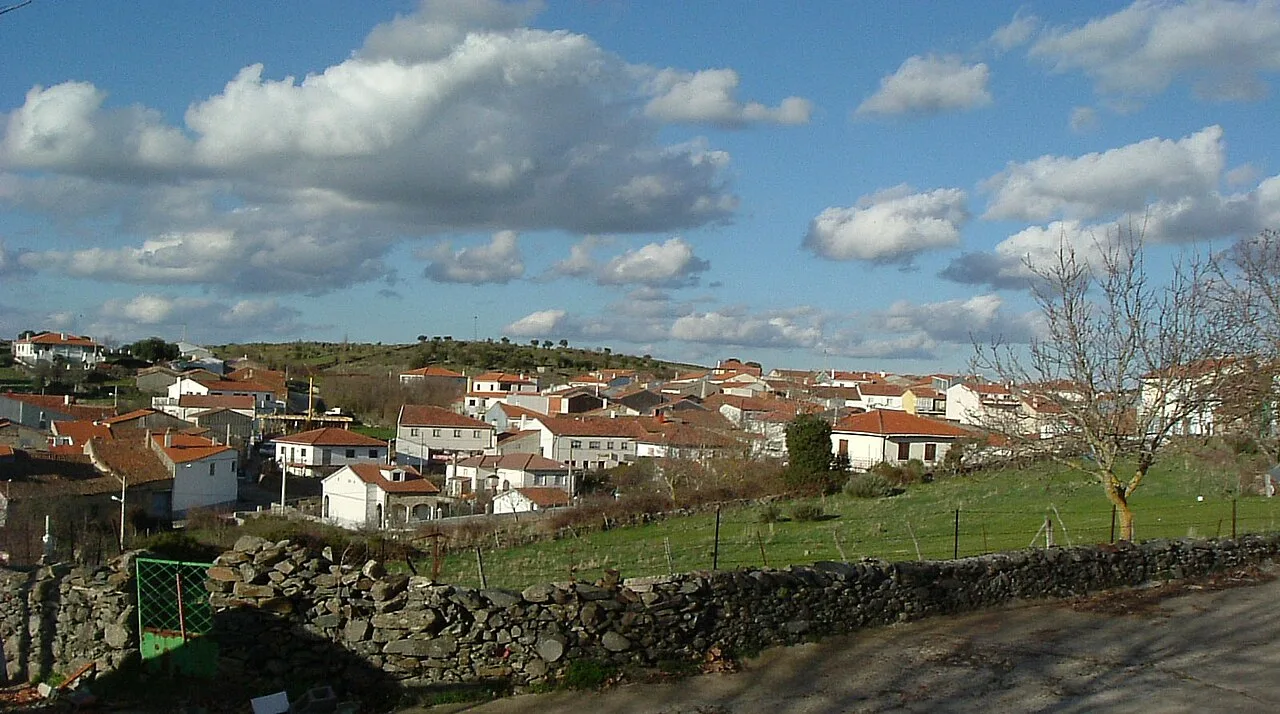 Vista de casas y cielo con nubes desde la iglesia en Escurial de la Sierra.