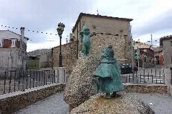 Sculptures of two children in a square in Navasfrías.
