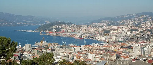 Panoramablick auf den Hafen und das Stadtzentrum von Vigo mit Gebäuden und Wasser.
