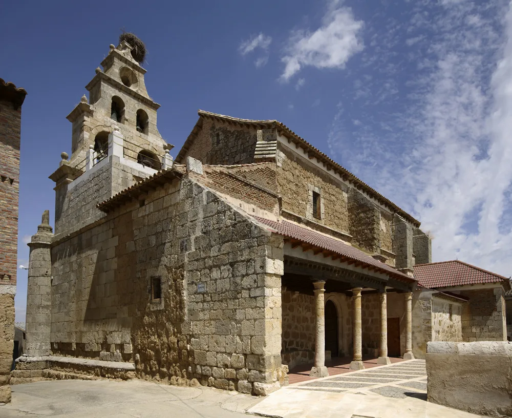 Iglesia antigua con campanario y columnas en Villamartín de Campos.