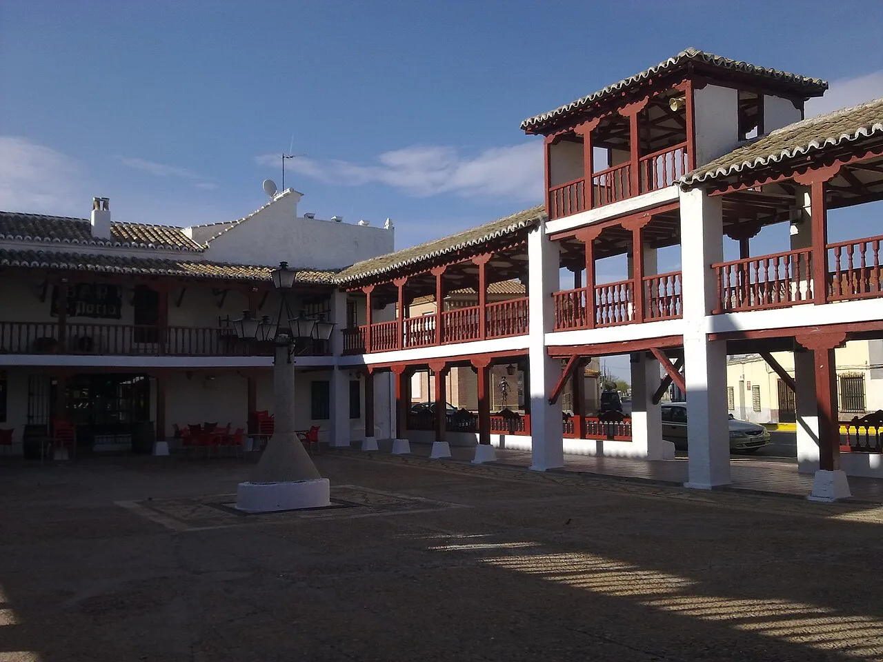 Plaza de la Constitución mit Gebäuden und Brunnen in Puerto Lápice.