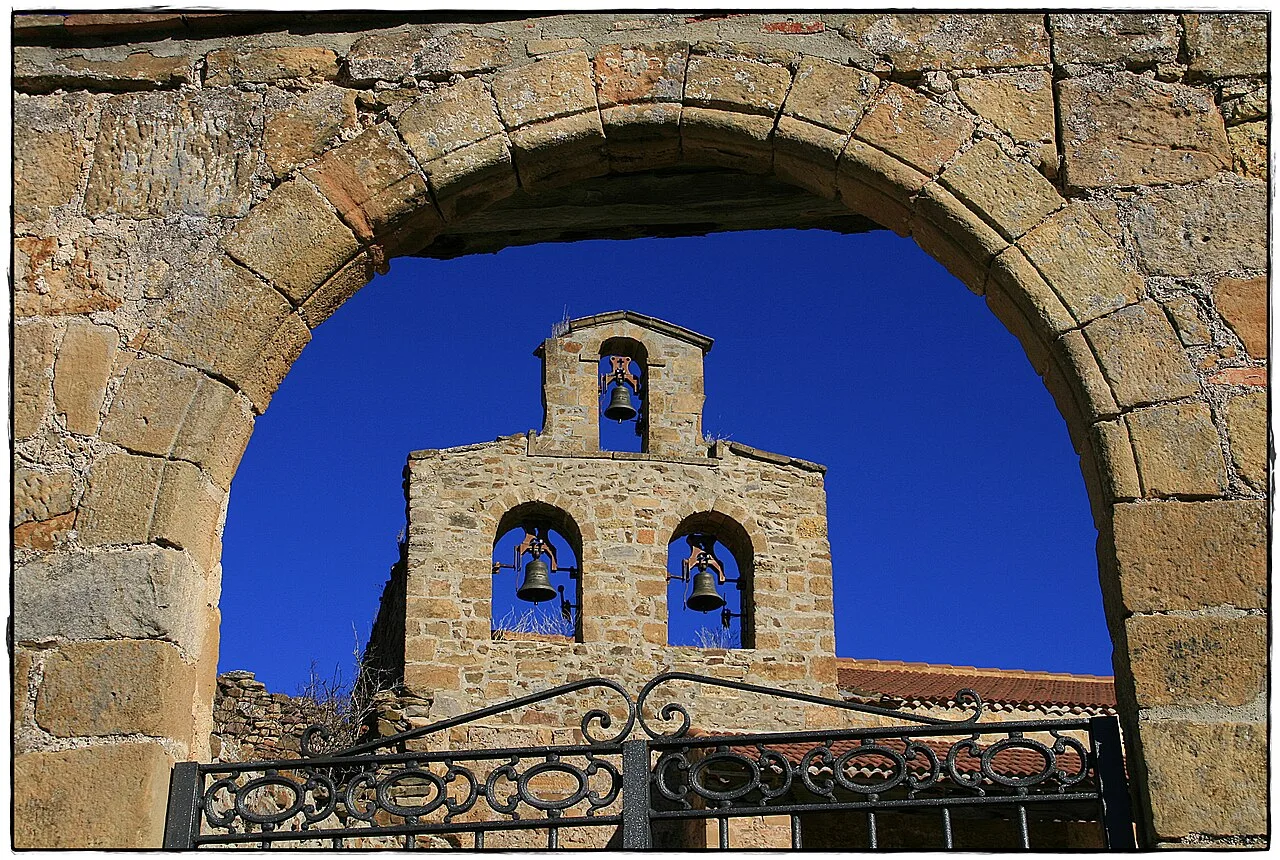 Cabecera presuntamente prerrománica con planta de herradura con planta de herradura en el interior, semiexcavada en la roca. La titular románica del XIII, en retablo del XVII, es la patrona de Villa y Tierra.