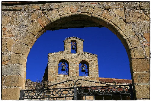 Cabecera presuntamente prerrománica con planta de herradura con planta de herradura en el interior, semiexcavada en la roca. La titular románica del XIII, en retablo del XVII, es la patrona de Villa y Tierra.