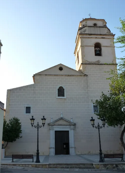 Iglesia con torre y fachada sencilla en La Canonja.
