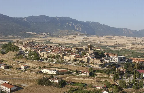 Luftaufnahme von Laguardia mit Gebäuden und Bergen im Hintergrund.