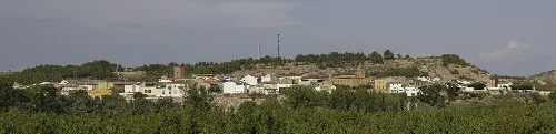 Landschaft mit Häusern und Hügeln in Sartaguda, Navarra.