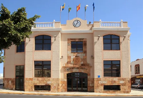 Rathaus mit Uhr und Flaggen in Antigua, Fuerteventura.