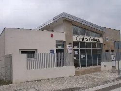 Edificio con cartel que dice Centro Cultural y Policía Local en Chella.