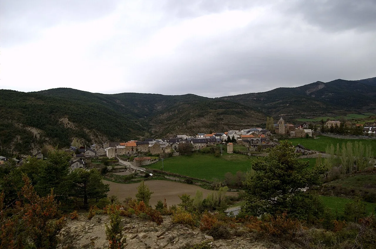 Vista panorámica de Aísa con montañas y vegetación.