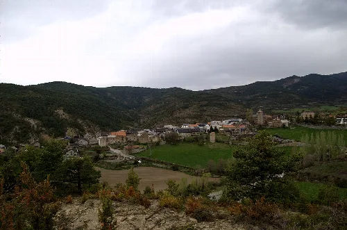 Panoramablick auf Aísa mit Bergen und Vegetation.