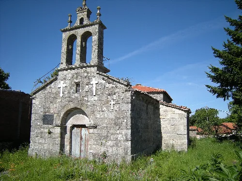 Steinernen Kirche mit Glockenturm in Antas de Ulla, Lugo, Galicien.