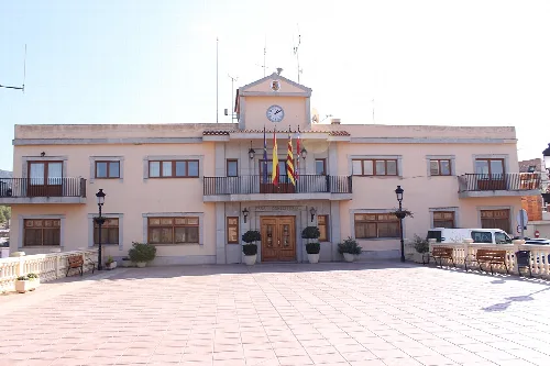 Rathaus mit Flaggen und Uhr in Cofrentes, Valencia.
