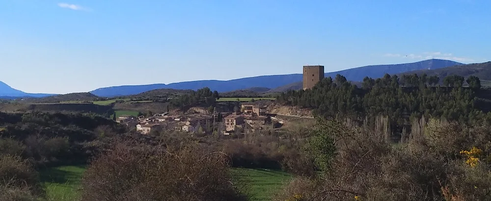 Paisaje con casas y torreón en Navardún, Zaragoza.
