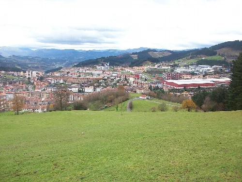 Panoramablick auf Zumárraga mit Bergen und Stadt im Hintergrund.