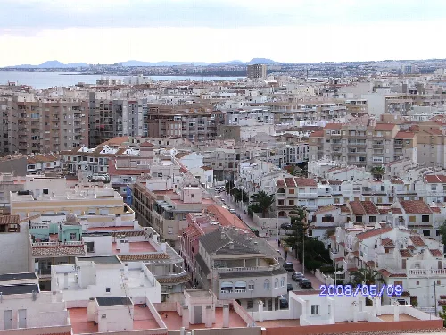 Panoramablick auf das Zentrum von Torrevieja vom Strand Los Locos.