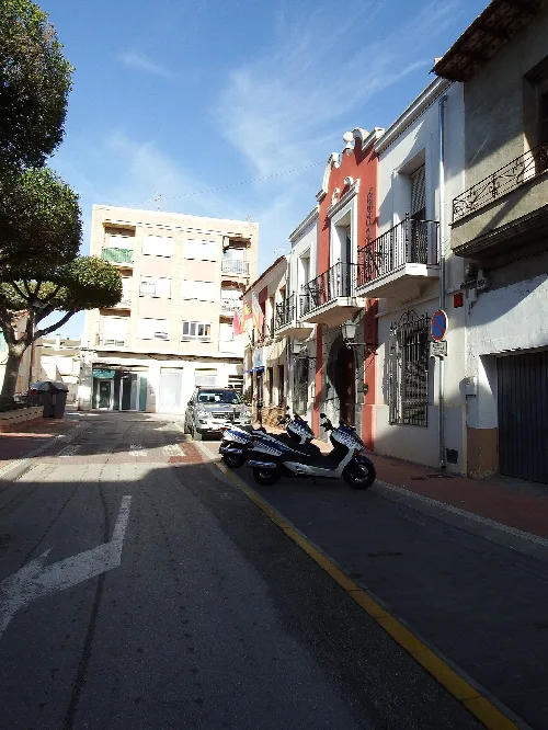 Edificios con balcones y motos estacionadas en la calle en San Fulgencio.