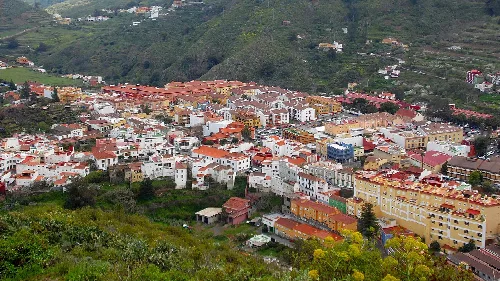 Panoramablick auf Vega de San Mateo in Gran Canaria mit Häusern und Straßen in einem Tal.