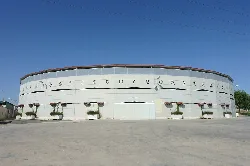 Runde Stierkampfarena mit Blumenverzierungen an der Fassade in Villaseca de la Sagra.