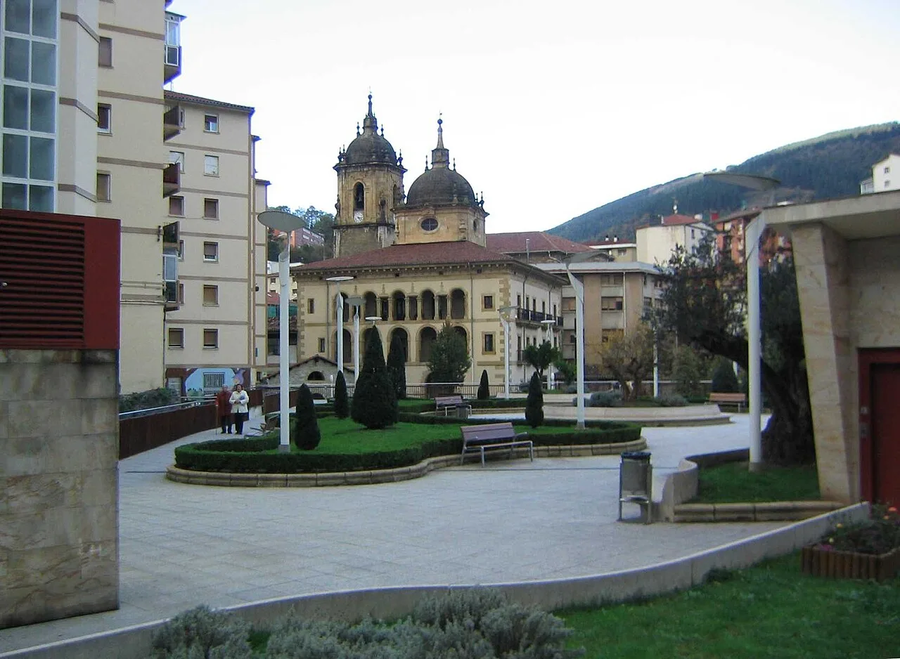 Plaza con iglesia y edificios en Ermua.