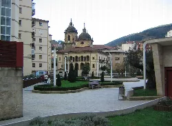 Plaza con iglesia y edificios en Ermua.