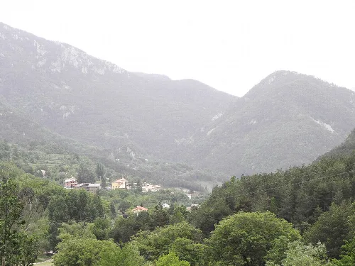 La Coma i la Pedra (Solsonès). Al centre de la imatge, el poble de la Coma. Damunt seu s'hi entreveu el campanar de l'església de Sant Sadurní de la Pedra i a la seva dreta, el Roc de la Pedra. Al fons, a l'esquerra, la Serra de Pratformiu i a la dreta el Serrat del Jou. Entremig, la vall del Riuet de la Pedra.