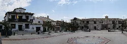 Hauptplatz mit Rathaus und Theater in Villaseca de la Sagra.