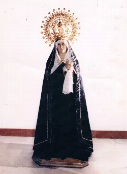 Virgen de los Dolores mit dunklem Umhang und goldener Krone im Jahr 1991.