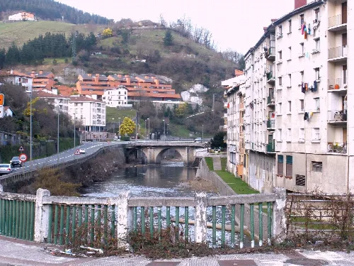 Gebäude und Fluss in Elgoibar, Guipúzcoa.