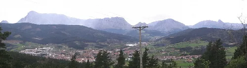 Paisaje con montañas y vegetación en Elorrio, Vizcaya.
